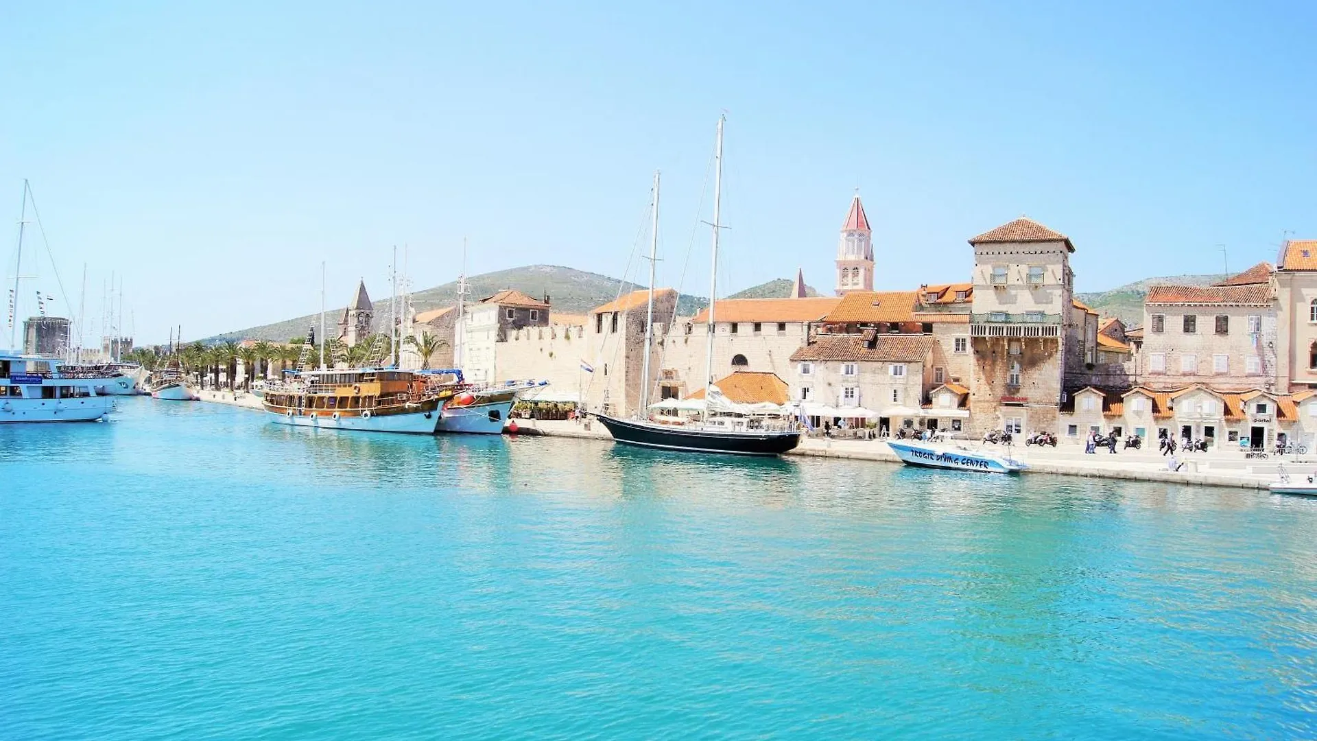 Wohnung Mit Grill, Terrasse Und Garten Trogir 0*,  Croácia